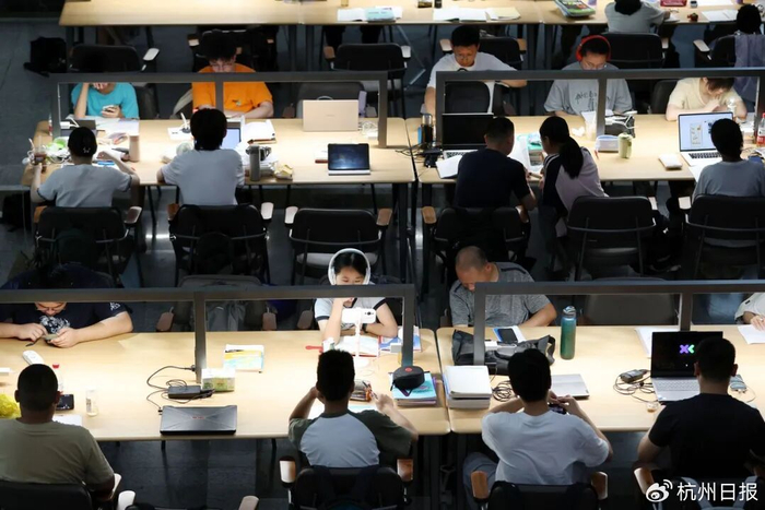 浙江图书馆内，市民在阅览室享受美好的阅读时光 图源：潮新闻客户端