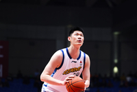 受伤离场！解说：胡金秋上赛季夺冠至今比赛连轴转 始终在奔波