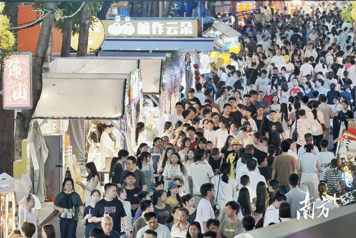 佛山创意产业园人流如织，消费者放心“买买买”。南方日报记者戴嘉信摄