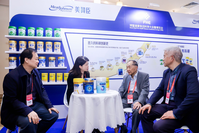 中国工程院院士陈君石(右二)、国际食品科学院院士罗云波(左一)和上海君石生命科学研究院理事长赵学军(右一)在会场上关注美赞臣产品