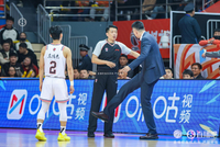 这比赛稀碎！广东新疆全场51次犯规 双方共获得74次罚球