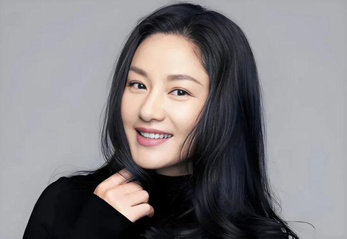 “初代超模”瞿颖翻红,曾被李亚鹏伤害,如今55岁不婚不育定居泰国|张亚东|罗中旭|男友|张艺谋|恋情_新浪娱乐_新浪新闻