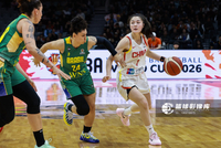 可圈可点！张曼曼半场4中3贡献8分3板4助 三分3中2