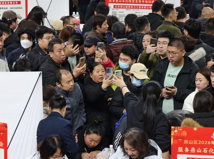 求职者用手机扫码填写应聘信息。新京报记者 王贵彬 摄