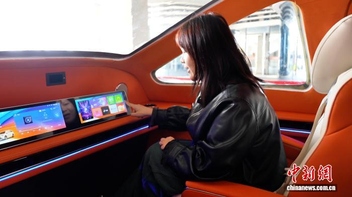 机舱内，拥有多种娱乐功能。中新社记者 邹浩 摄