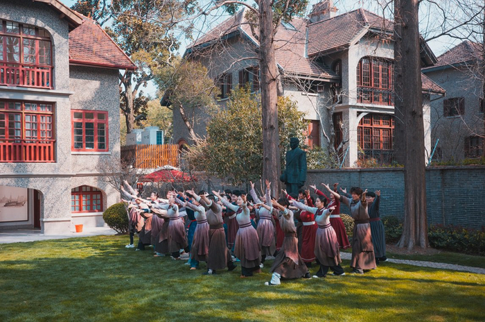 研学活动在周公馆草坪拉开序幕。主办方供图