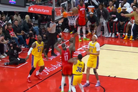 艾顿说话！卡佩拉一抢二拿到前场板 再迎着詹姆斯打进2+1！