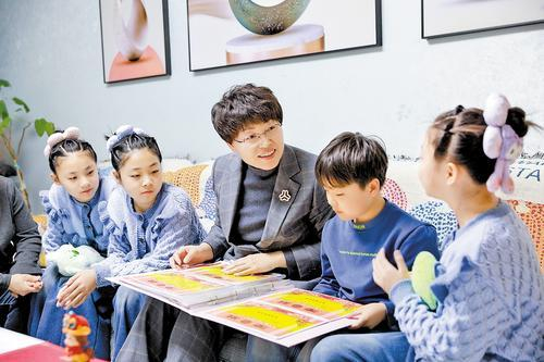     3月13日，张雅丽（中）到所帮助的四胞胎家庭了解孩子们生活学习情况。 受访者供图