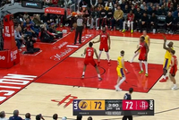 老头又来了！詹姆斯抢断反击造成奥科吉犯规 两罚一中反超比分！