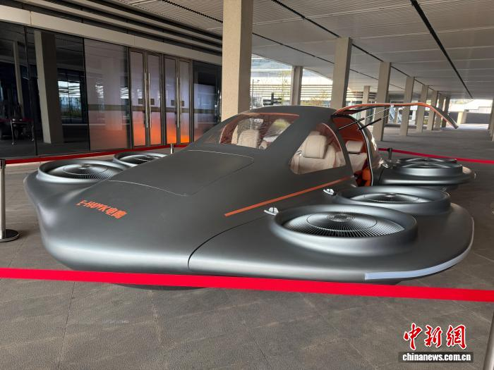 3月13日，“电鹰飞车”停靠在中国光谷低空经济产业园内。中新社记者 武一力 摄