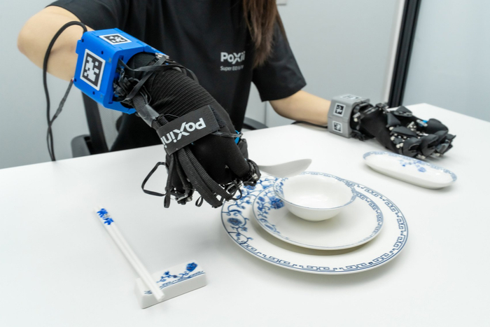 真人正在佩戴PMEC触觉采集手套采集数据。