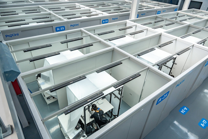 空间内布满RGB和RGB-D摄像头，从多个视角同步记录视觉、深度信息。