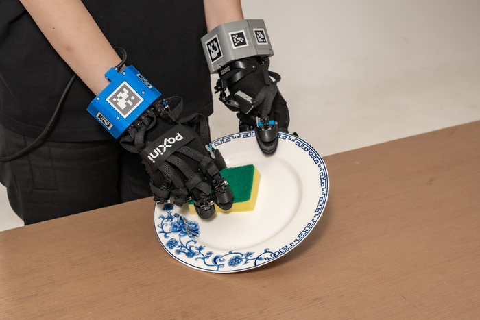 真人正在模拟洗碗动作。