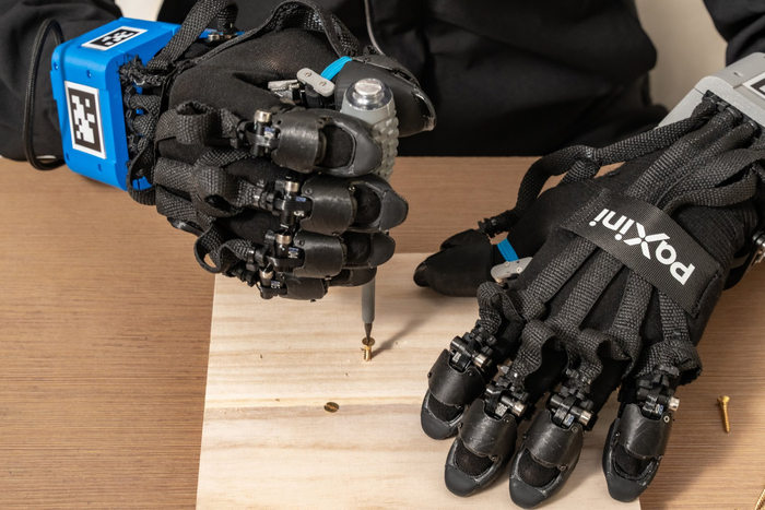 真人正在佩戴PMEC触觉采集手套采集数据。