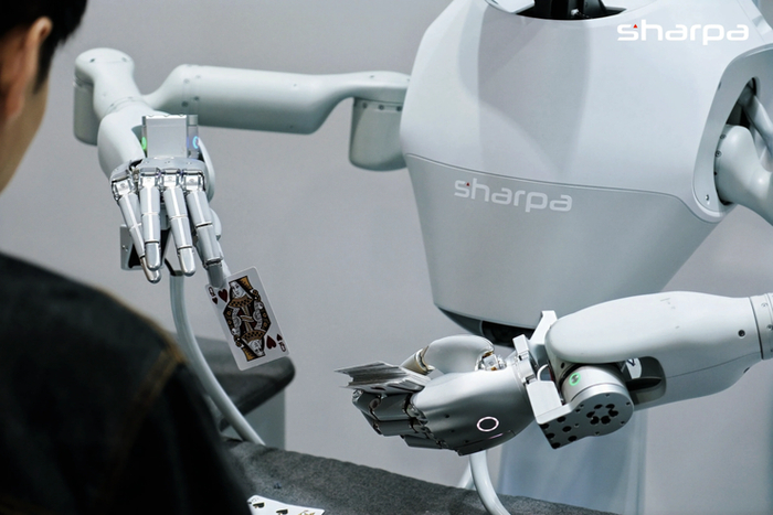 SharpaWave 在 IROS 2025 参加纸牌游戏