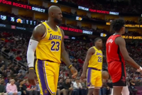 八村丢篮板 詹姆斯拍掌愤怒飙脏话：RUI！我tm才不管你找什么借口