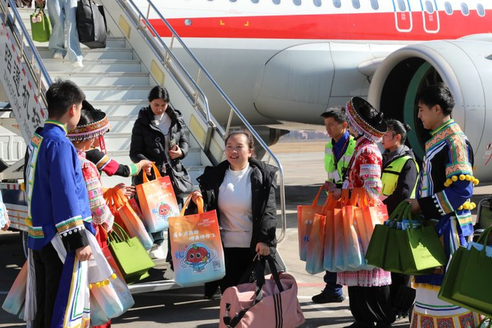 昭通机场给到达旅客送上文创伴手礼。供图