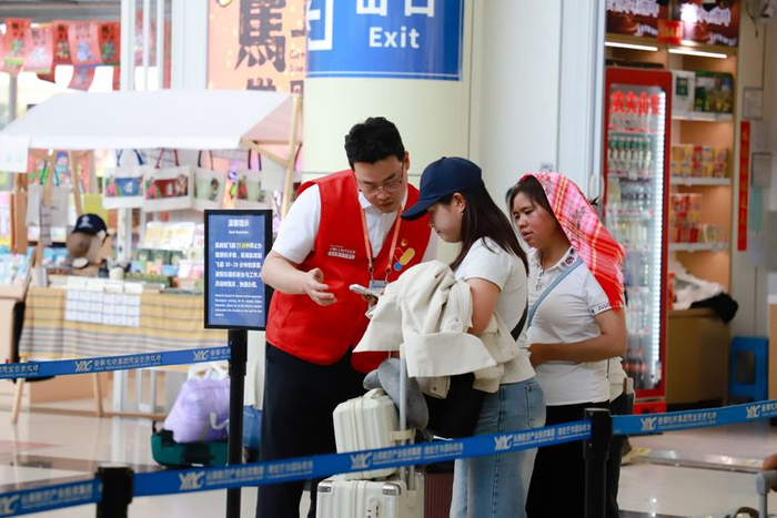 芒市机场服务过往旅客。供图