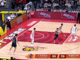 终于得分了！比赛还剩最后4分半 胡明轩突破抛投造成犯规获两罚