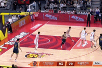 终于得分了！比赛还剩最后4分半 胡明轩突破抛投造成犯规获两罚