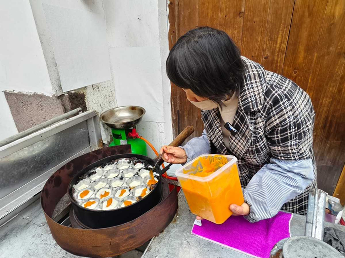 她卖的梅花糕，有南瓜、豆沙两种口味。