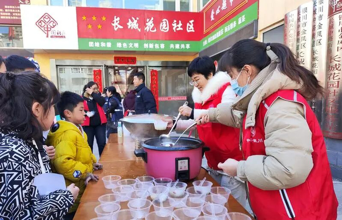 ▲3月3日，宁夏银川市金凤区长城花园社区党委书记赵耐香（右二）与社区工作人员为居民盛元宵，共庆元宵节。新华社发 李丽 摄