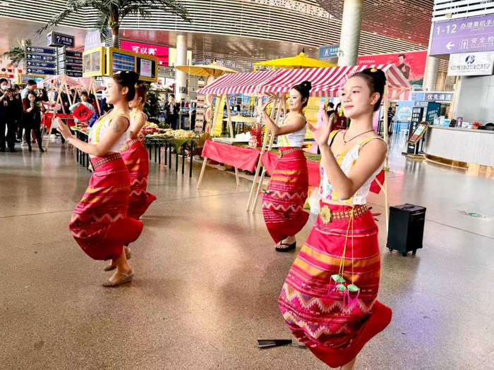 与旅客互动。供图