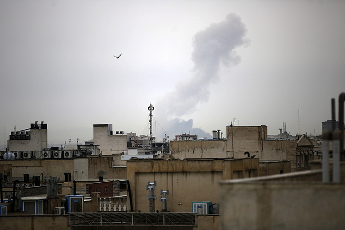 　△3月13日，德黑兰遇袭后升起浓烟