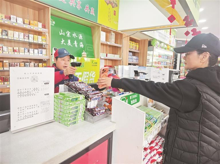 中石化海湖路加能站收银台旁，摆放着线上开发票的流程展示板。