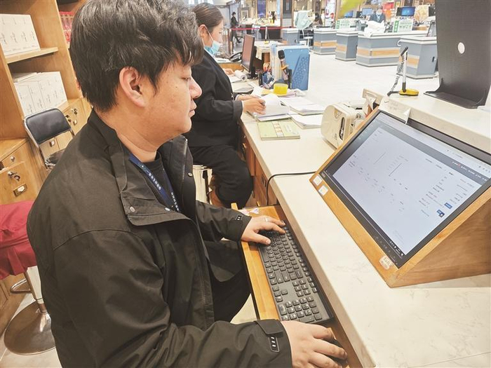 一家亲生鲜超市海湖店的客服主管马翔宇在平台上查询开票结果。