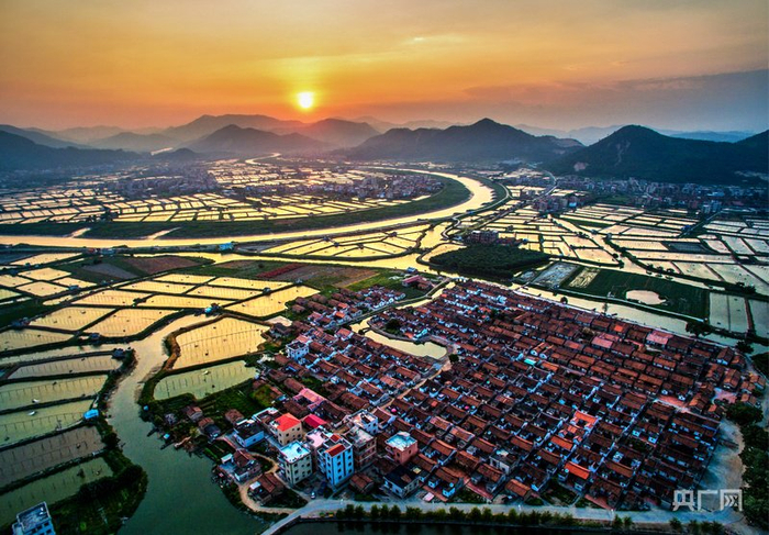航拍夕阳下的埭美古村（央广网发  伦宇  摄）