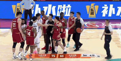 山西北控比赛双方发生冲突 裁判经过回看裁定贾明儒和豪斯各自1T