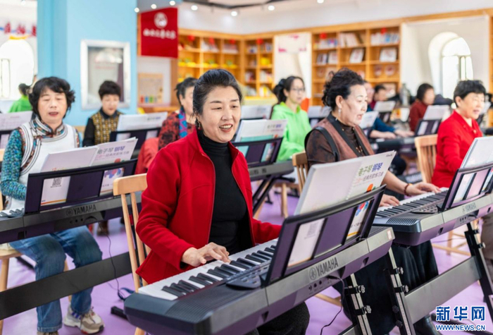   老年学员在呼和浩特市玉泉区老年大学学习电子琴演奏。新华网发（丁根厚 摄）