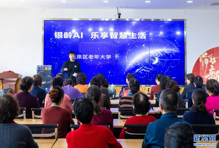   老年学员在呼和浩特市玉泉区老年大学智能应用课上学习。新华网发（丁根厚 摄）
