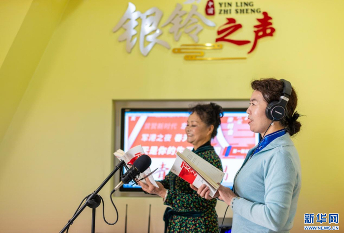   老年学员在呼和浩特市玉泉区老年大学“银龄之声”朗诵课上练习。新华网发（丁根厚 摄）