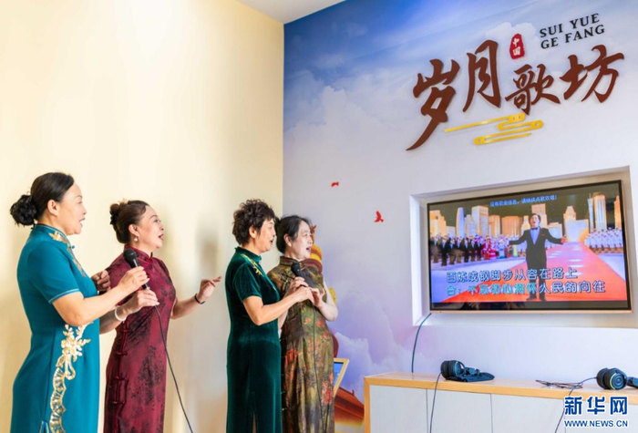   老年学员在呼和浩特市玉泉区老年大学“岁月歌坊”内练习唱歌。新华网发（丁根厚 摄）