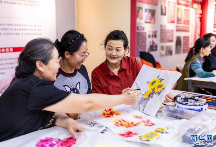   老年学员在呼和浩特市玉泉区老年大学绘画课上交流国画技艺。新华网发（丁根厚 摄）
