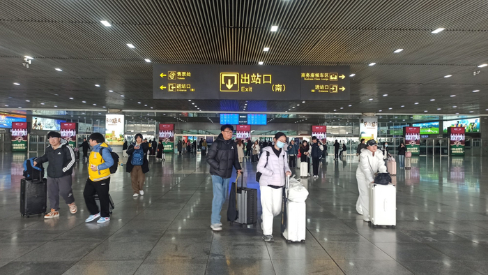 旅客通过呼和浩特东站出站口（内蒙古自治区交通运输厅供图）