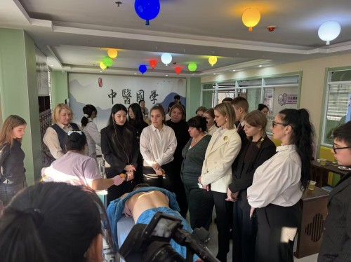 　　俄罗斯游客体验中医理疗
