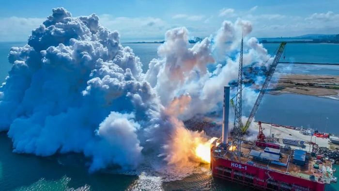 2025年9月15日，天龙三号液体运载火箭在山东海阳东方航天港海上平台进行一级动力系统试车（无人机照片）。新华社发