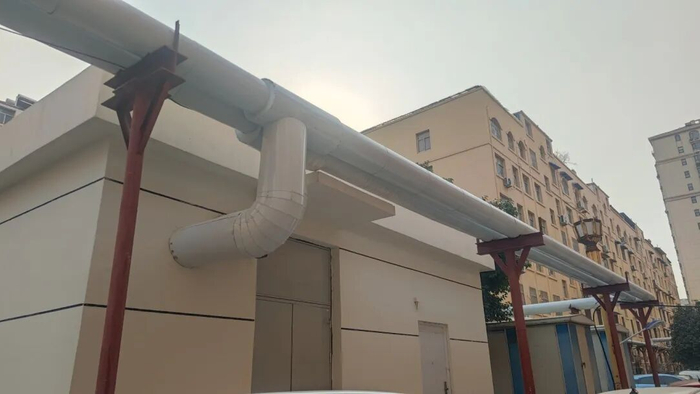 瑞东花园小区改造后架空铺设的供热管道。