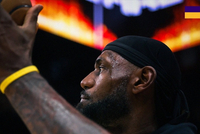 眼神坚定！湖人官推晒詹姆斯和东契奇赛前热身照：比赛前的投入