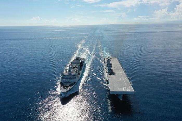 　　↑海南舰进行补给训练