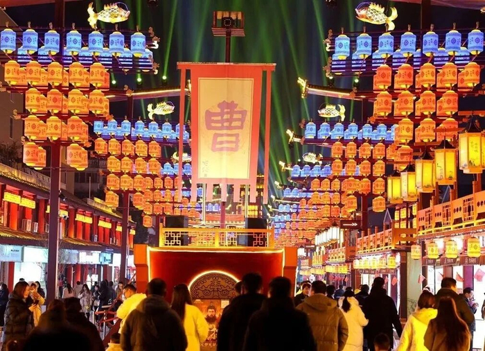 许昌曹魏古城不夜城的灯光照亮了古今，照亮了人间烟火。记者 乔利峰 摄