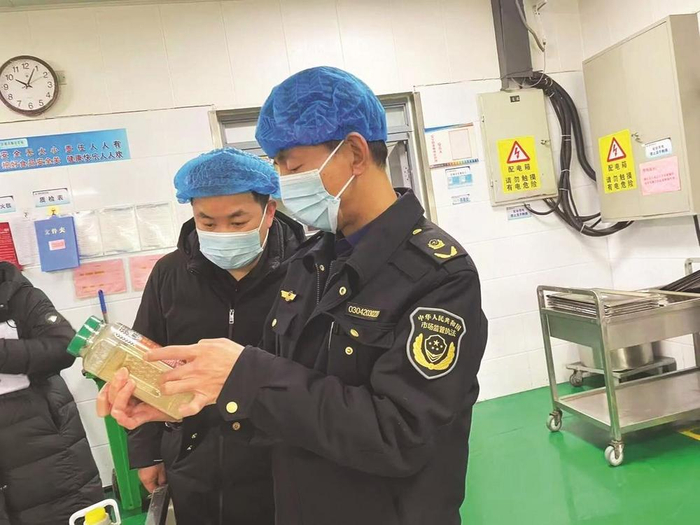         图为经开区市场监管局工作人员正在进行食品安全检查。    