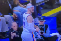 纯属本能反应！卡鲁索捡鞋赶紧防守 “鞋”防后自己都笑了！