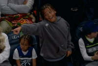 榜样的力量！兰德尔蛮牛暴扣打2+1 儿子场边兴奋庆祝满眼放光