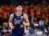 媒体人：崔永熙5犯离场 他在防守端还要进一步适应FIBA的判罚尺度