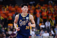 媒体人：崔永熙5犯离场 他在防守端还要进一步适应FIBA的判罚尺度