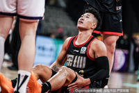 进攻端比较稳！贺希宁首发38分钟 15中8&amp;三分9中3砍下20分12板